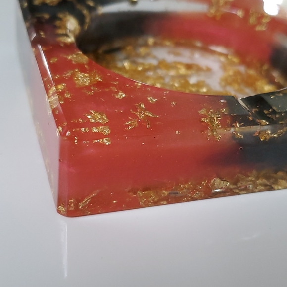 Resin ashtray - Picture 2 of 9